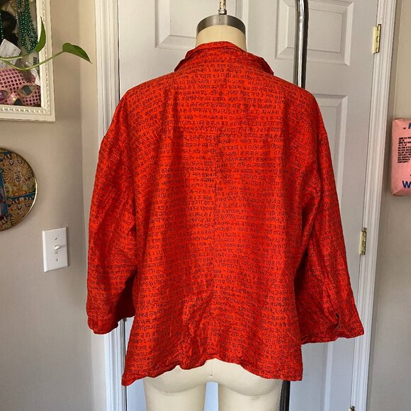 CHICO'S Red 100% Silk Hindi Script print 3/4 Sleeve Boxy Button Down crop shirt - Picture 4 of 5